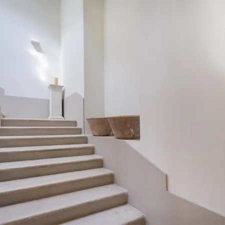 Palazzo Della Torre 202- Modern Historic Apartment *