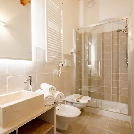 Palazzo Della Torre 202- Modern Historic Apartman *